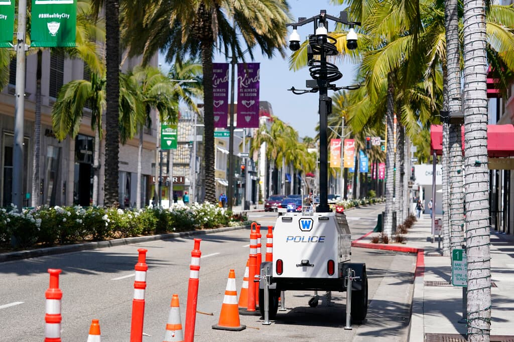Arrestan a dos sospechosos tras robo en tienda de lujo de Beverly Hills