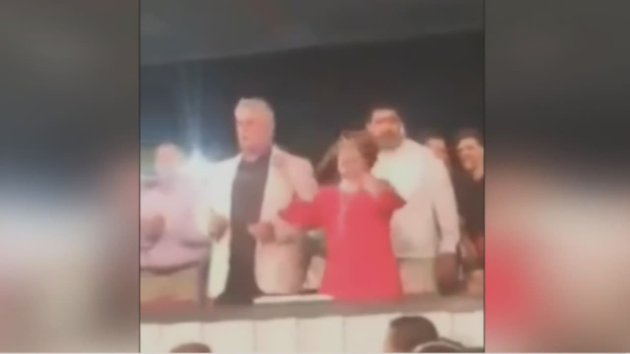 Sorprenden a Díaz-Canel bailando en concierto de Descemer Bueno el Día de San Valentín