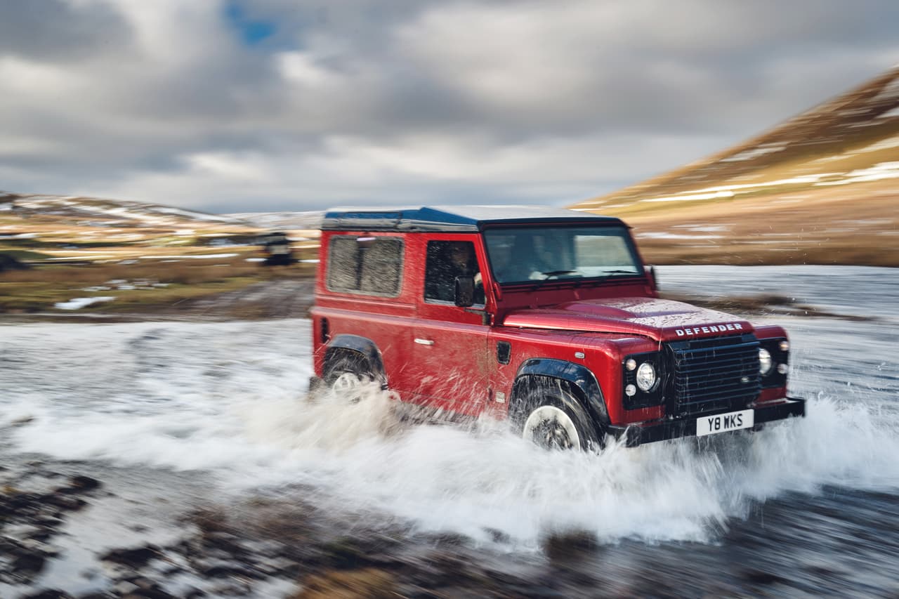 Land Rover no pudo resistir la tentación de diseñar y fabricar una versión especial para celebrar el aniversario numero 70 de la Defender.