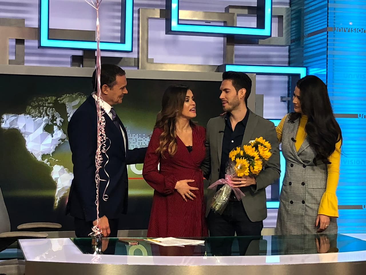 Acompañada del hombre de su vida, Carolina agradeció tantas bendiciones y muestras de cariño.