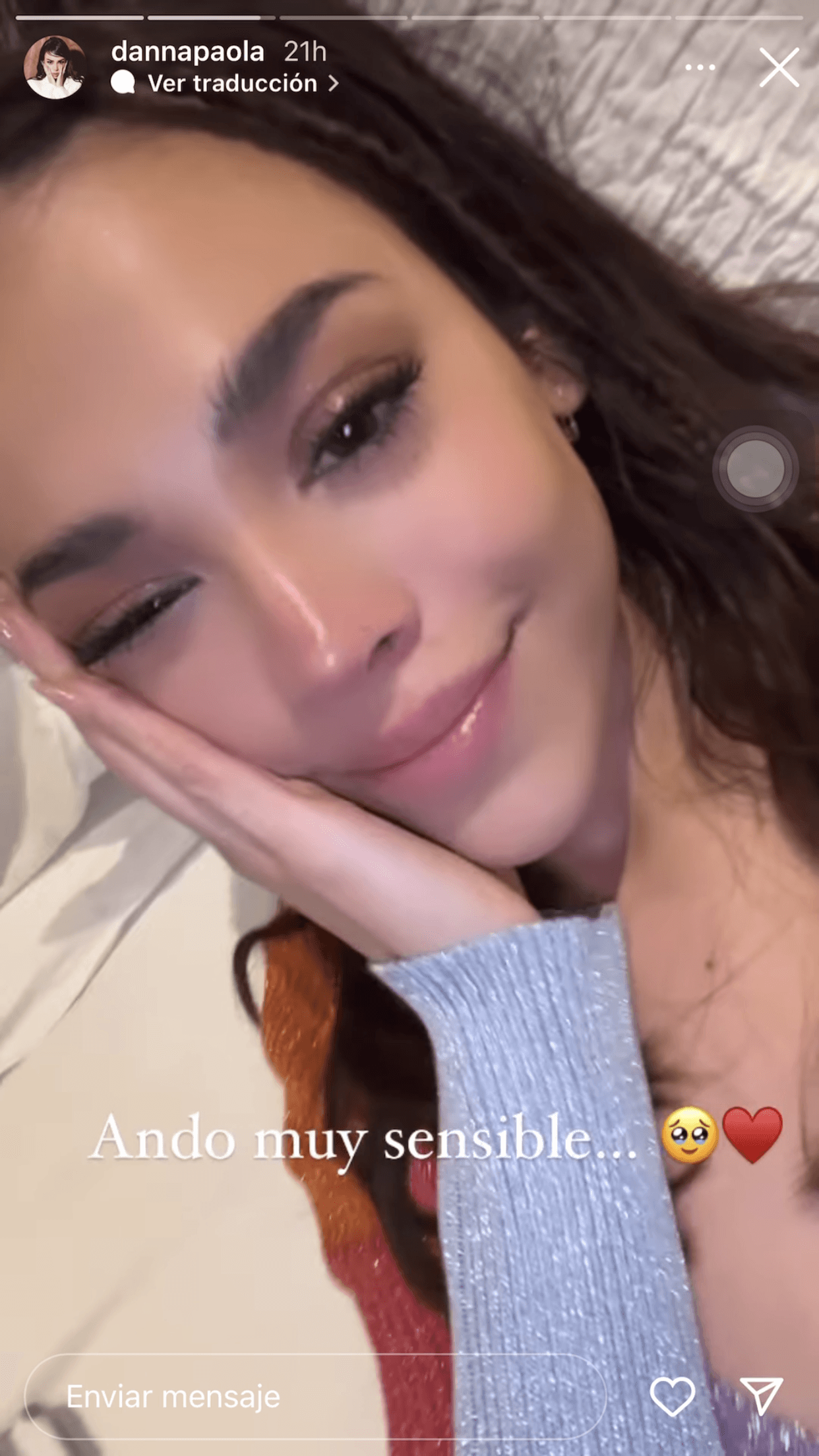 Casi de inmediato, mostró su rostro a punto del llanto y admitió estar 
<b>"muy sensible". </b>
<br>
