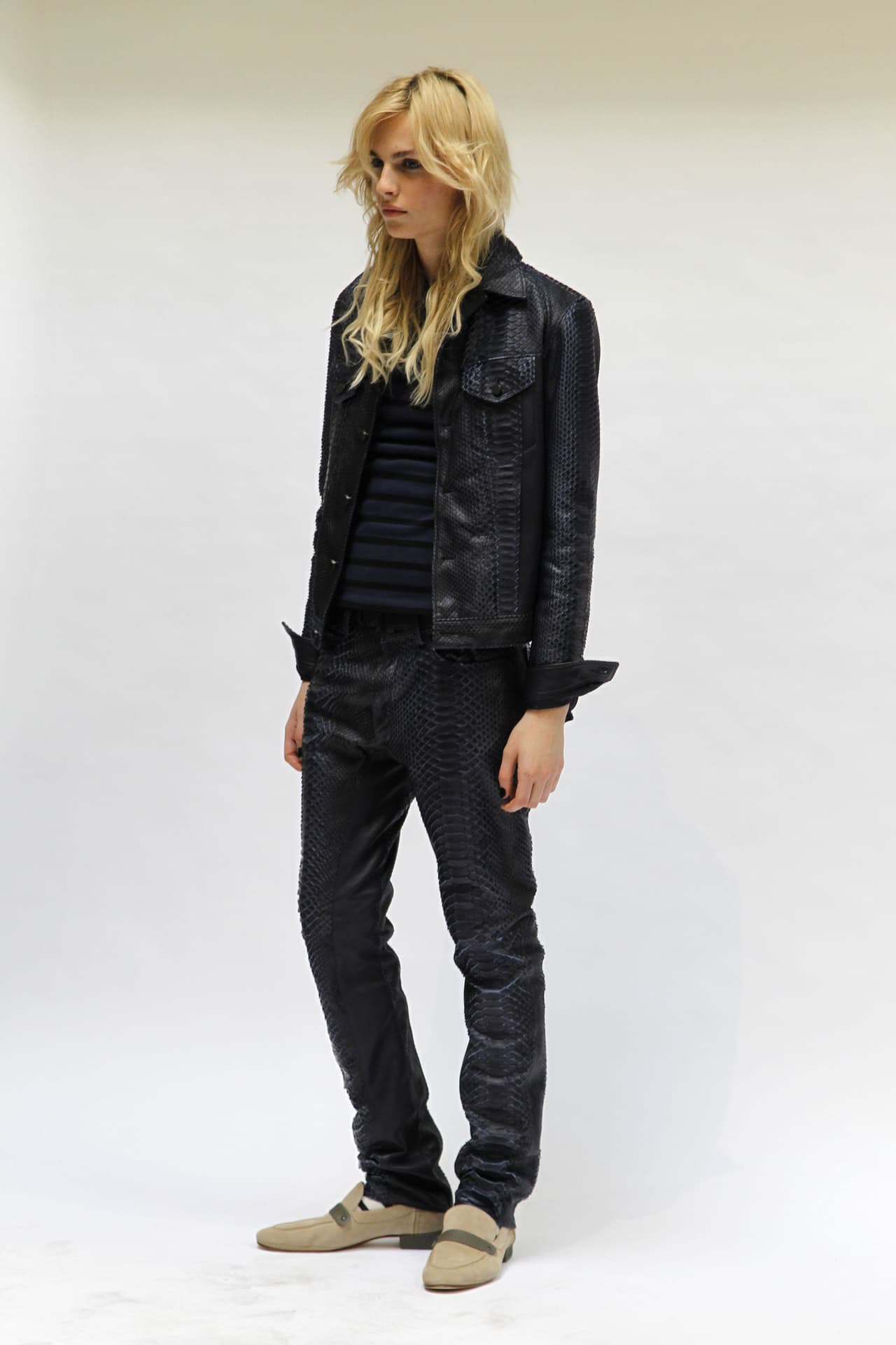 Su look andrógino causó sensación en el mundo de la moda.