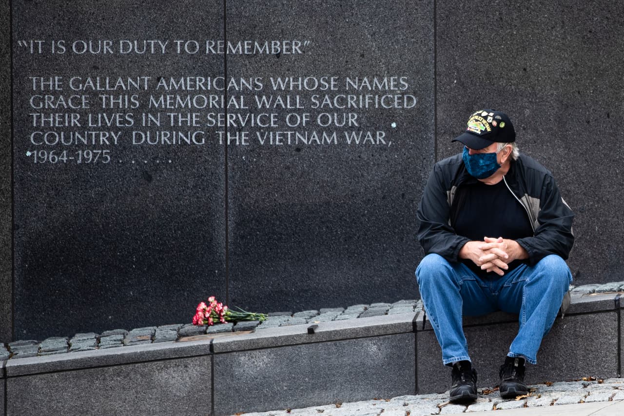 Las conmemoraciones del Día de los Caídos fueron canceladas o atenuadas en todo el país. Los veteranos, junto con los residentes de hogares de ancianos, han constituido una parte significativa de las muertes por covid-19 en EEUU.
<br>