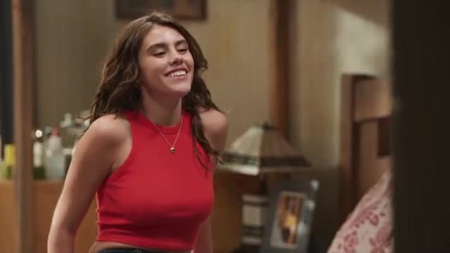 Julia decide vender la ropa de su prima para ganar dinero