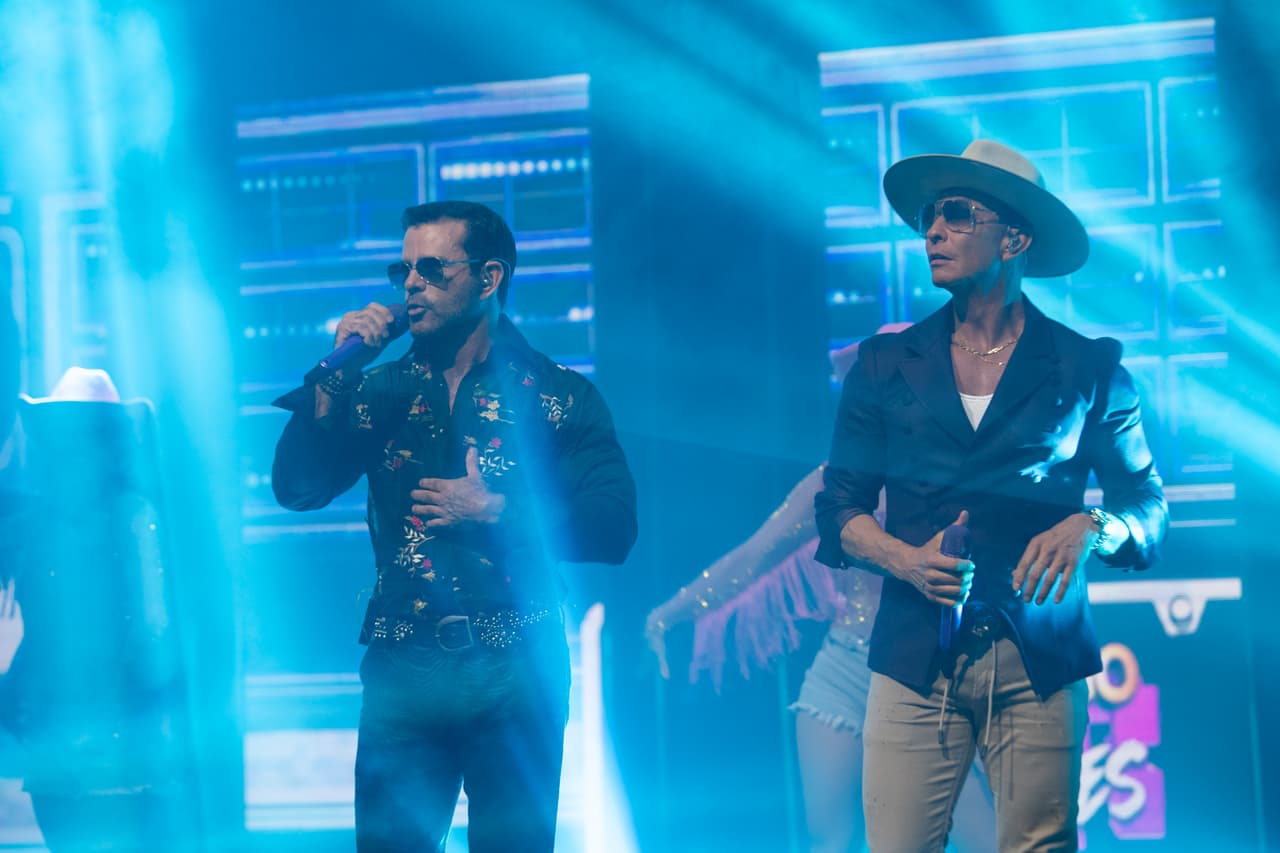 Mientras que Eduardo Capetillo y Erik Rubín sorprendieron con un dueto en el que interpretaron el tema 'Ella Baila Sola'.