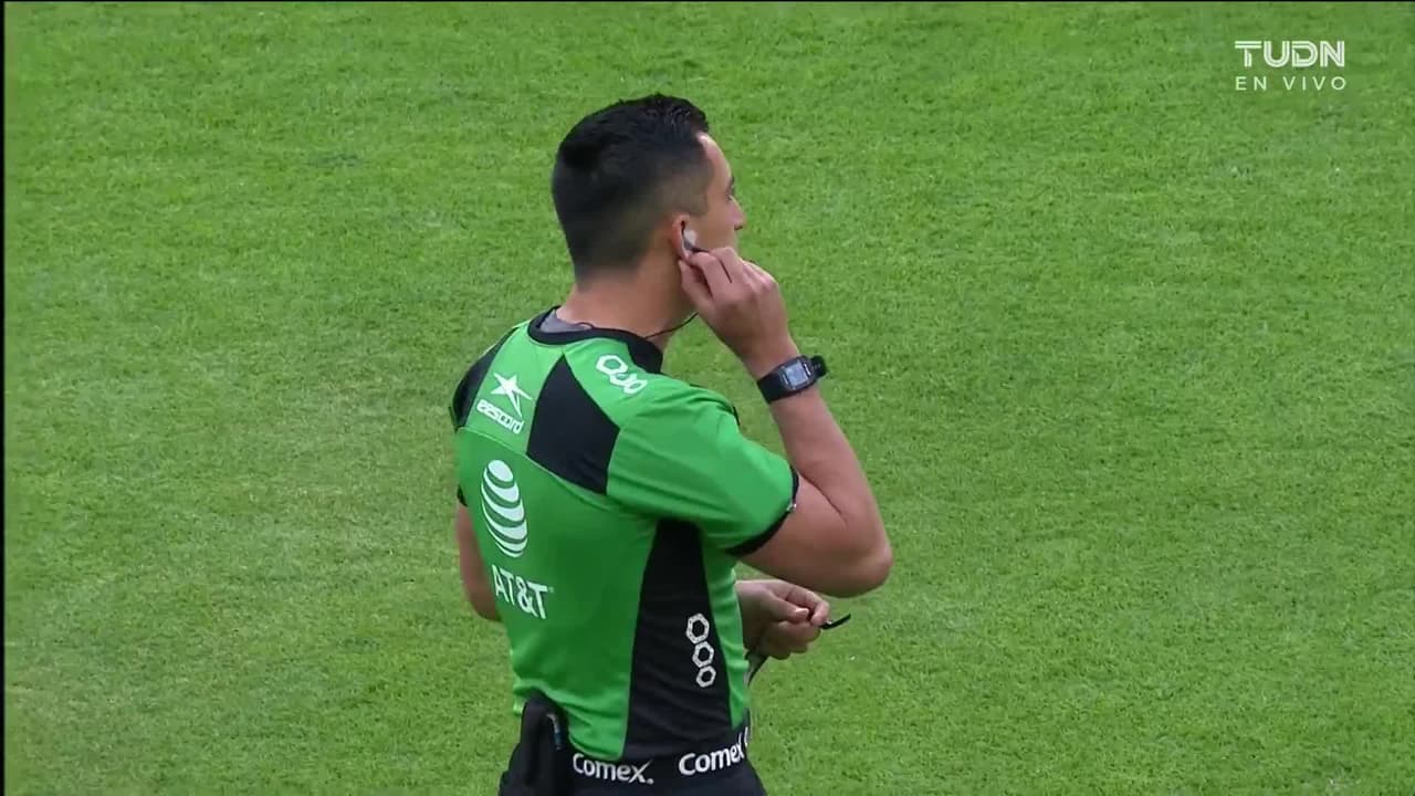 Arranca el partido y la pelota está en juego.