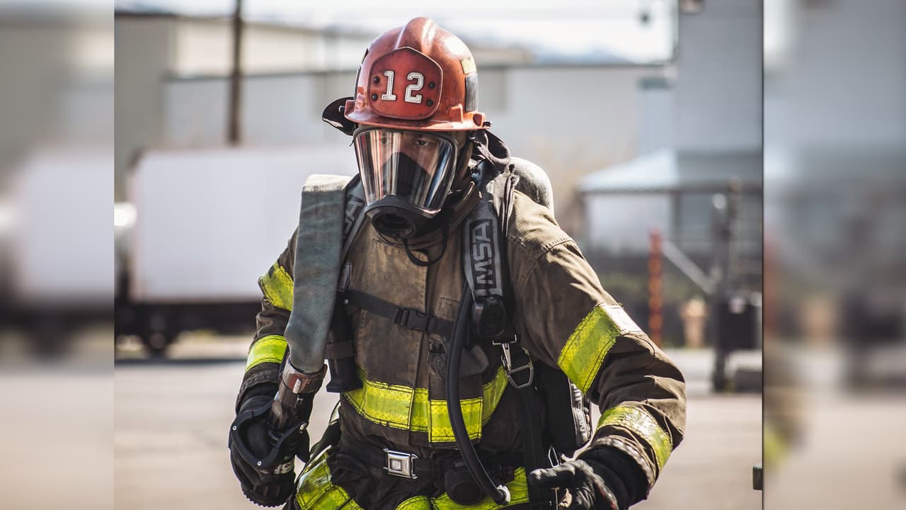 José es de la ciudad de Maracaibo, Venezuela, desde hace seis años lleva el uniforme rojo en Utah.