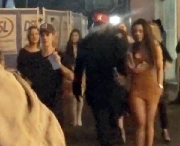 La fiesta no terminó bien ya que la policía tuvo que intervenir cuando una mujer de las que estaba en la fiesta se puso mal.