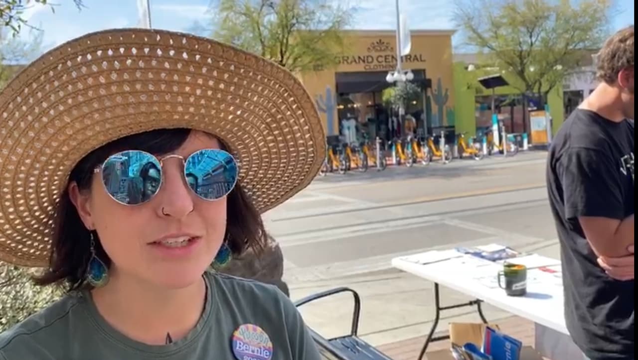 Kendra Lyons, estudiante de la Universidad de Arizona y voluntaria del grupo de Tucson for Bernie, dijo que hay muchas razones por las que apoya a Bernie pero la razón principal es que su esposo es mexicano y con la actual administración los costos para legalizarse son muy altos.