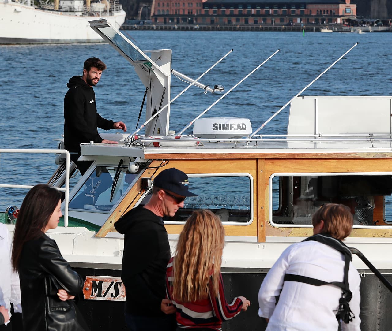En la imagen aparece Gerard con una 'hoodie' al lado de una mujer con una bebida, la cual se especula 
<b>podría ser su nueva conquista</b>.
<br>