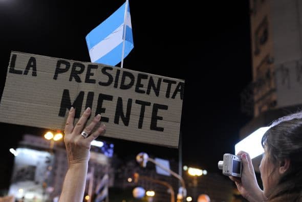 Los mitines fueron convocados en simultáneo en Nueva York, Washington, París, Roma, Madrid, Toronto, Miami y Londres, pero solo en la capital británica hubo repercusión con unos 150 residentes que golpearon cacerolas y sartenes frente a la embajada argentina.