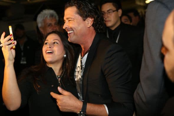 El cantante causó revuelo dentro del backstage y todos querían fotos con él.