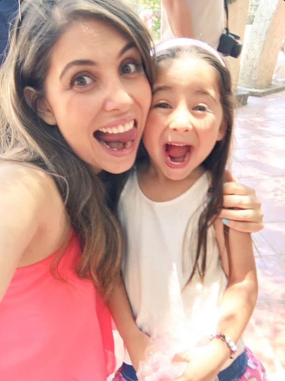 Resulta que ella es hermana de 
<b><a href="http://www.univision.com/novelas/la-doble-vida-de-estela-carrillo/lara-campos-es-hermana-de-una-conocida-actriz-de-telenovela-fotos">Gloria Aura</a></b>, una actriz y cantante que hace poco vimos en 'Vino el amor'.