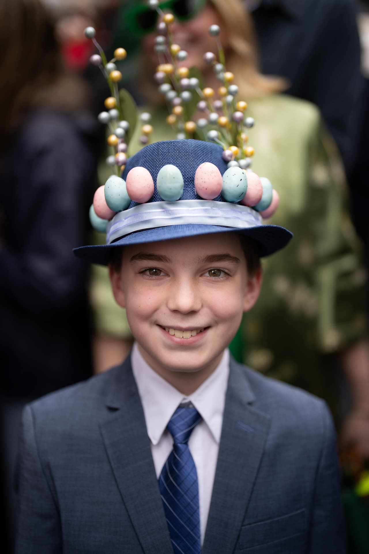 Nolan, de 11 años, posa para una fotografía durante el Desfile de Sombreros de Pascua en la Quinta Avenida.