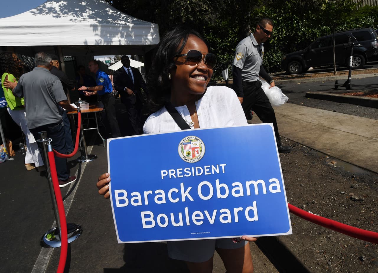 Lauri Gibbons posó con un cartel en el festival que celebró el renombramiento de la calle en honor al ex presidente Barack Obama.