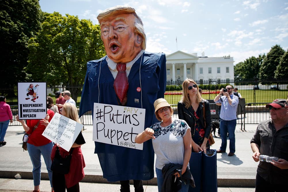 WikiLeaks, la organización que filtró emails de Clinton, ofrece ahora $100,000 por las supuestas cintas de Trump y Comey