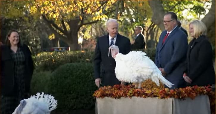 En la Casa Blanca, el mandatario también dio gracias a "los científicos, investigadores, médicos, enfermeras y otros trabajadores de primera línea que desarrollaron, administraron las vacunas y mantuvieron activos los servicios esenciales".