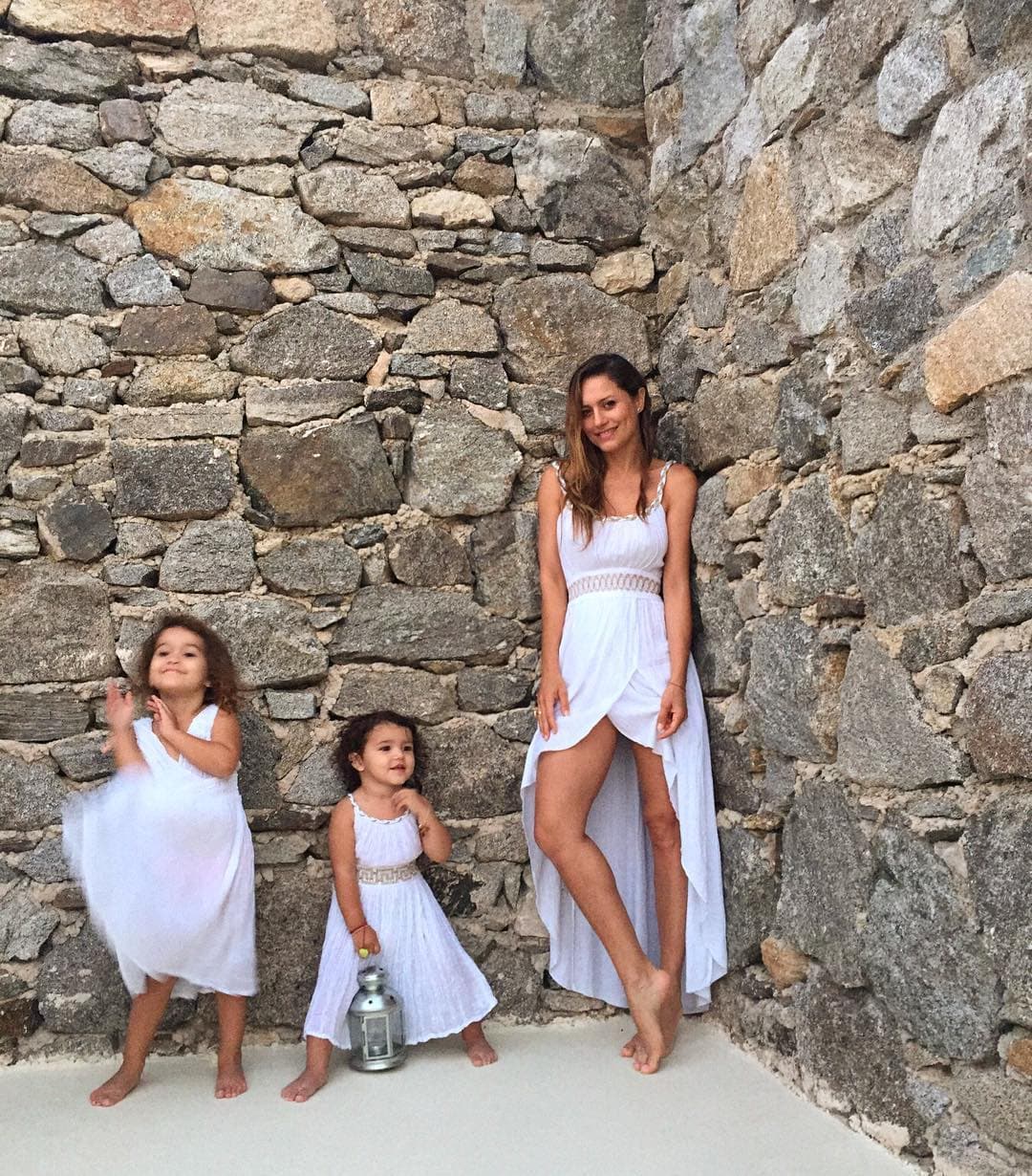 Lola Ponce y sus hermosas hijas.