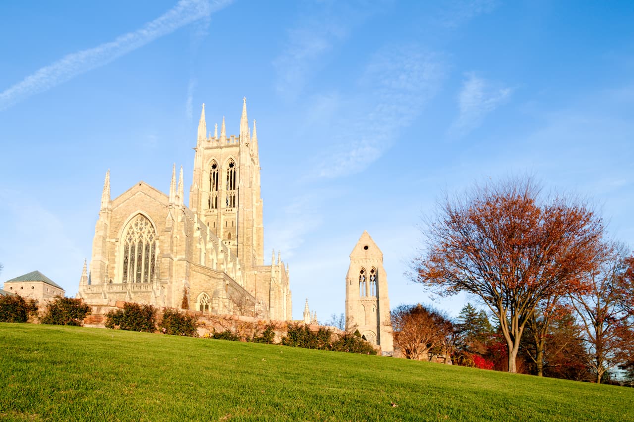 <b>Catedral de Bryn Athyn, Philadelphia.</b> Está ubicada a las afueras de la ciudad, lejos del bullicio de esta metrópolis de Pennsilvanya. Tiene un extenso espacio exterior, donde las familias se reúnen y los niños juegan. La iglesia cristiana, de arquitectura gótica, está adornada con vidrieras y tiene mucha historia de la región. 
<br>