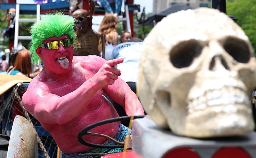 Aunque había elementos alusivos al mar, los piratas y las sirenas,
<b> lo menos que se destacó durante el Desfile de las Sirenas en Coney Island fue el tema de <a href="https://www.univision.com/local/nueva-york-wxtv/con-gratitud-y-coraje-miles-claman-en-nueva-york-por-justicia-para-que-acabe-la-guerra-en-ucrania-fotos" target="_blank">una potencial guerra</a></b> o cualquier 
<b>otra temática que generara división entre los participantes</b>, de diversas nacionalidades.