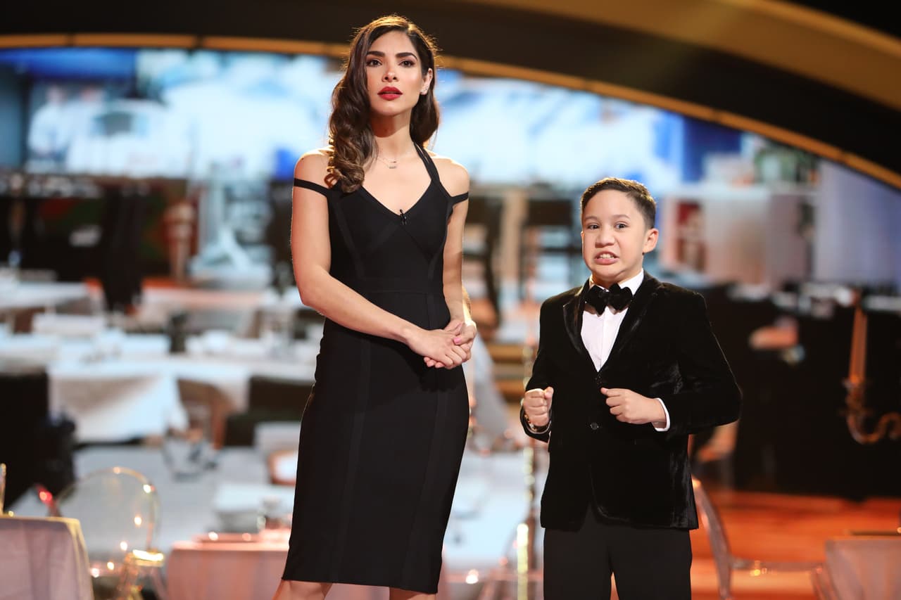 Alejandra Espinoza estaba muy metida en su papel y Ángel buscaba la manera de romper el hielo.