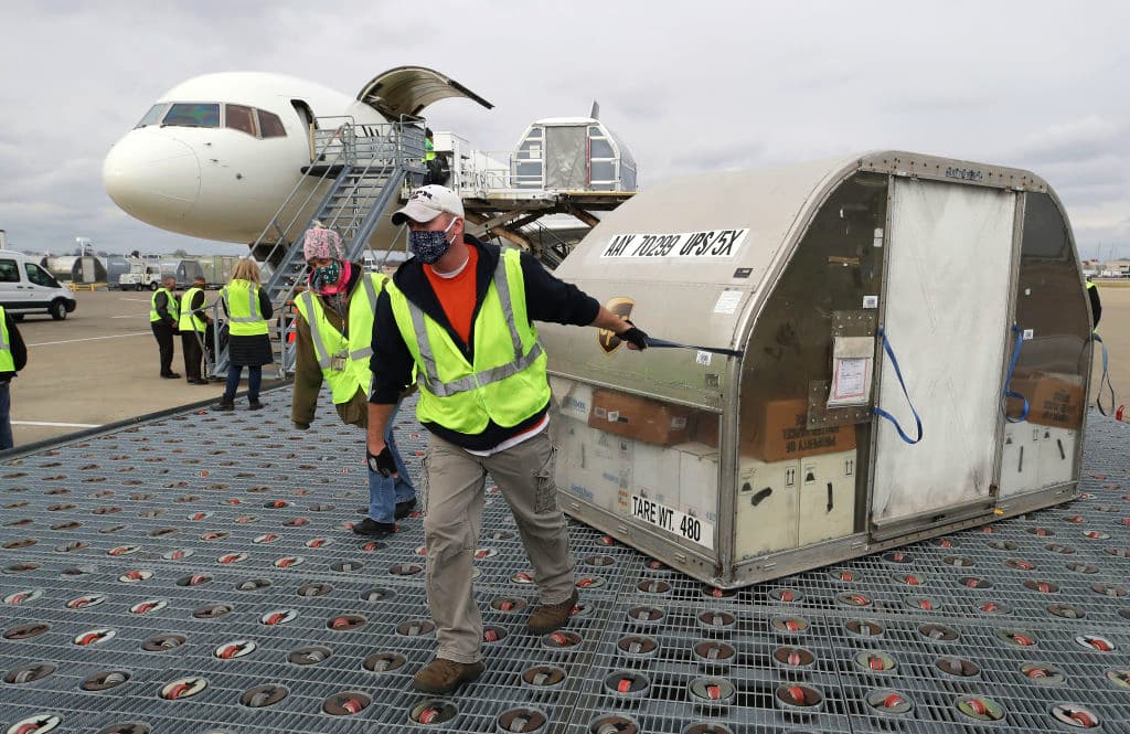 La vacuna contra el coronavirus llegó a California y comienza su distribución