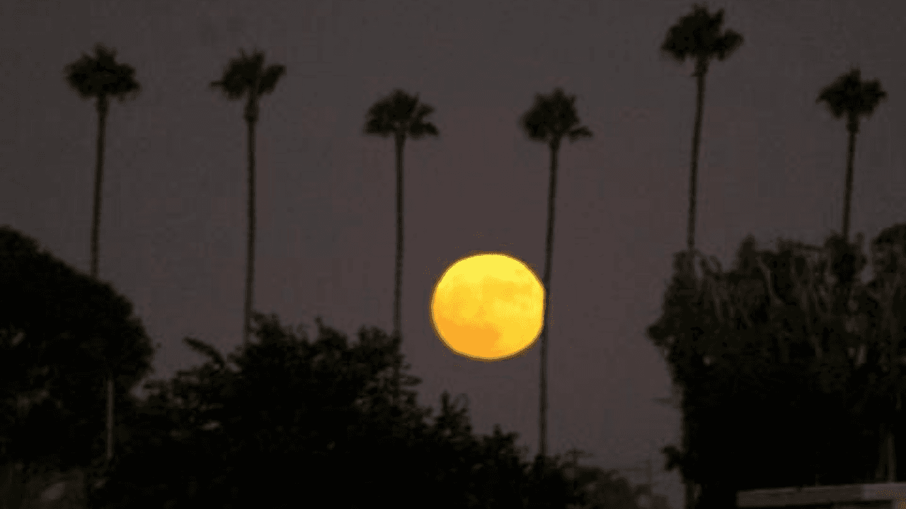 Luna desde Costa Mesa, en el condado de Orange, California, donde todavía hay algo de luz solar.