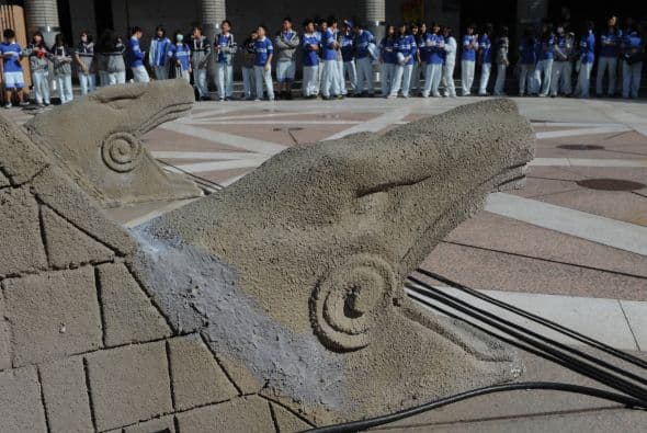 En las majestuosas ruinas de Tikal, enclavadas en un espeso bosque de Guatemala, se celebran este viernes las ceremonias del cambio de era en el calendario maya, en medio de desmentidos presagios de que llegaría el fin del mundo.