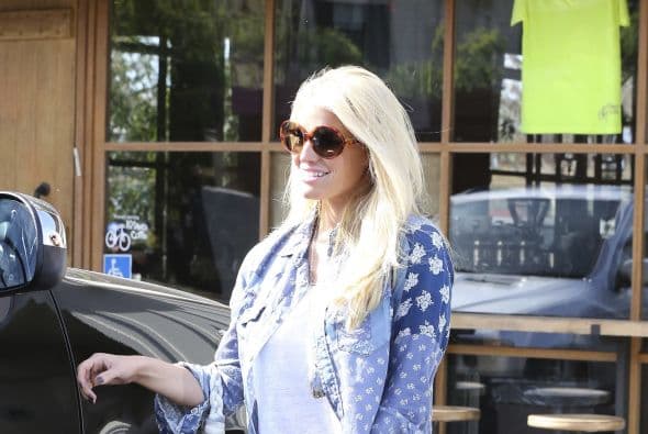 Jessica Simpson bajó de peso y sus piernas lo resintieron.