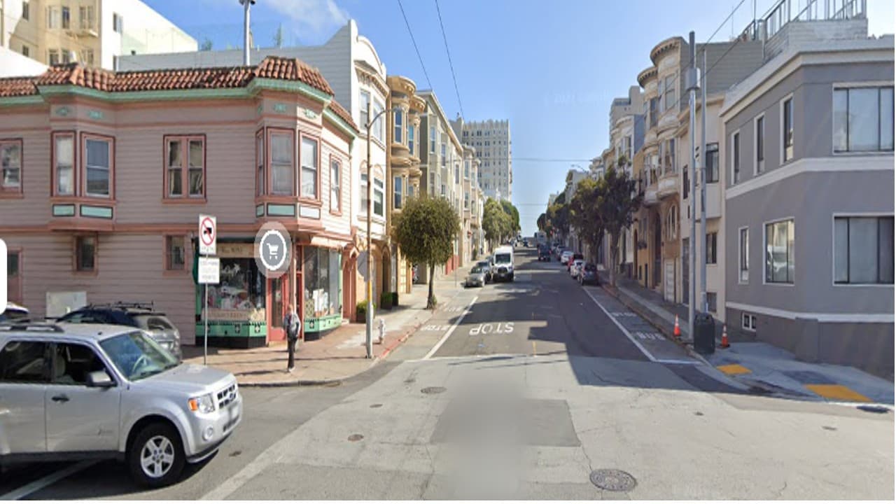 Hombre de San Francisco deja estacionado su auto mientras pintaban la acera como zona roja y recibe multa