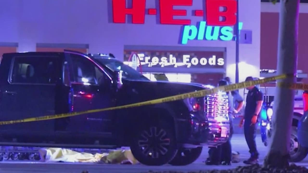 Según reportes, Lorenzo Alemán, acusado de balear a su exnovia y a su sobrino en el estacionamiento del centro comercial HEB, fue encontrado muerto en su celda de la cárcel del condado de Bexar. Por el momento no hay una confirmación de cuál fue la causa del deceso.