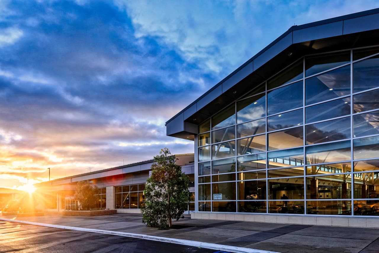 En el condado de 
<b>San Luis Obispo,</b> el precio promedio de una casa en 
<b>venta es de $635,000 dólares</b>. Esto significa que para adquirir una vivienda se necesitan al menos 
<b>$90,000 de salario y el pago mensual sería de $2,250 dólares.</b>