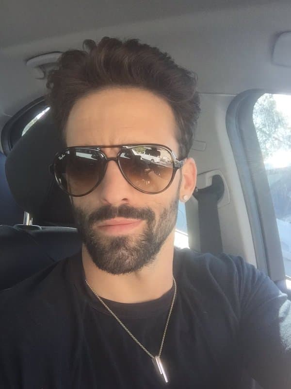 El actor también ha cosechado éxitos en el teatro mexicano, siendo 'Nadando con tiburones' la obra más importante, compartiendo escenario con 
<b><a href="http://www.univision.com/temas/alfonso-herrera">Poncho Herrera</a></b>, 
<b>Demián Bichir</b> y 
<b><a href="http://www.univision.com/temas/ana-de-la-reguera">Ana de la Reguera</a></b>.