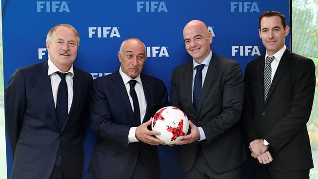 Philippe Piat y Gianni Infantino (centro izq. y der.) celebraron el nuevo contrato colectivo.