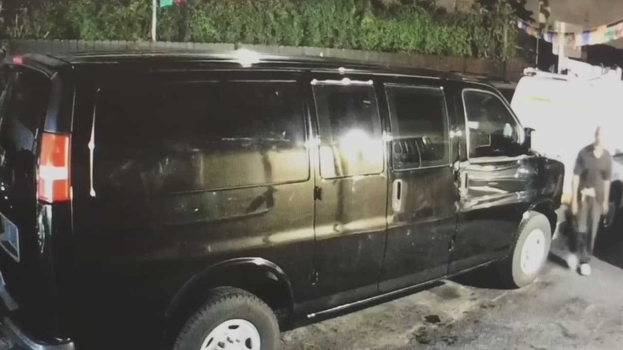 Captado en video robando autos en tiempo récord dentro de un concesionario de Miami