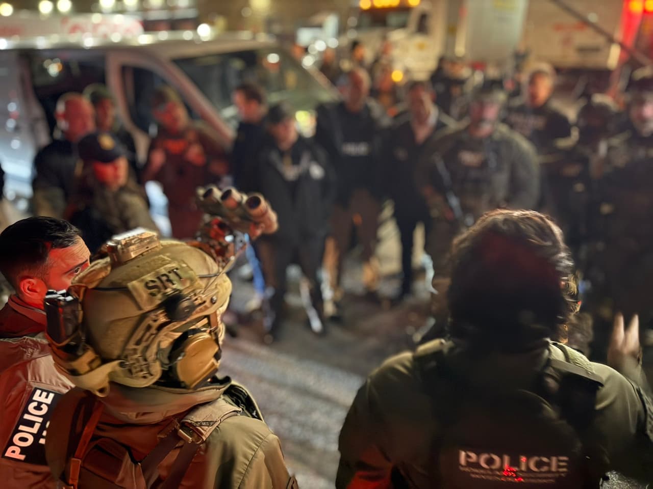 Los agentes ingresaron por la fuerza a un apartamento para arrestar al presunto integrante del Tren de Aragua.
<br>