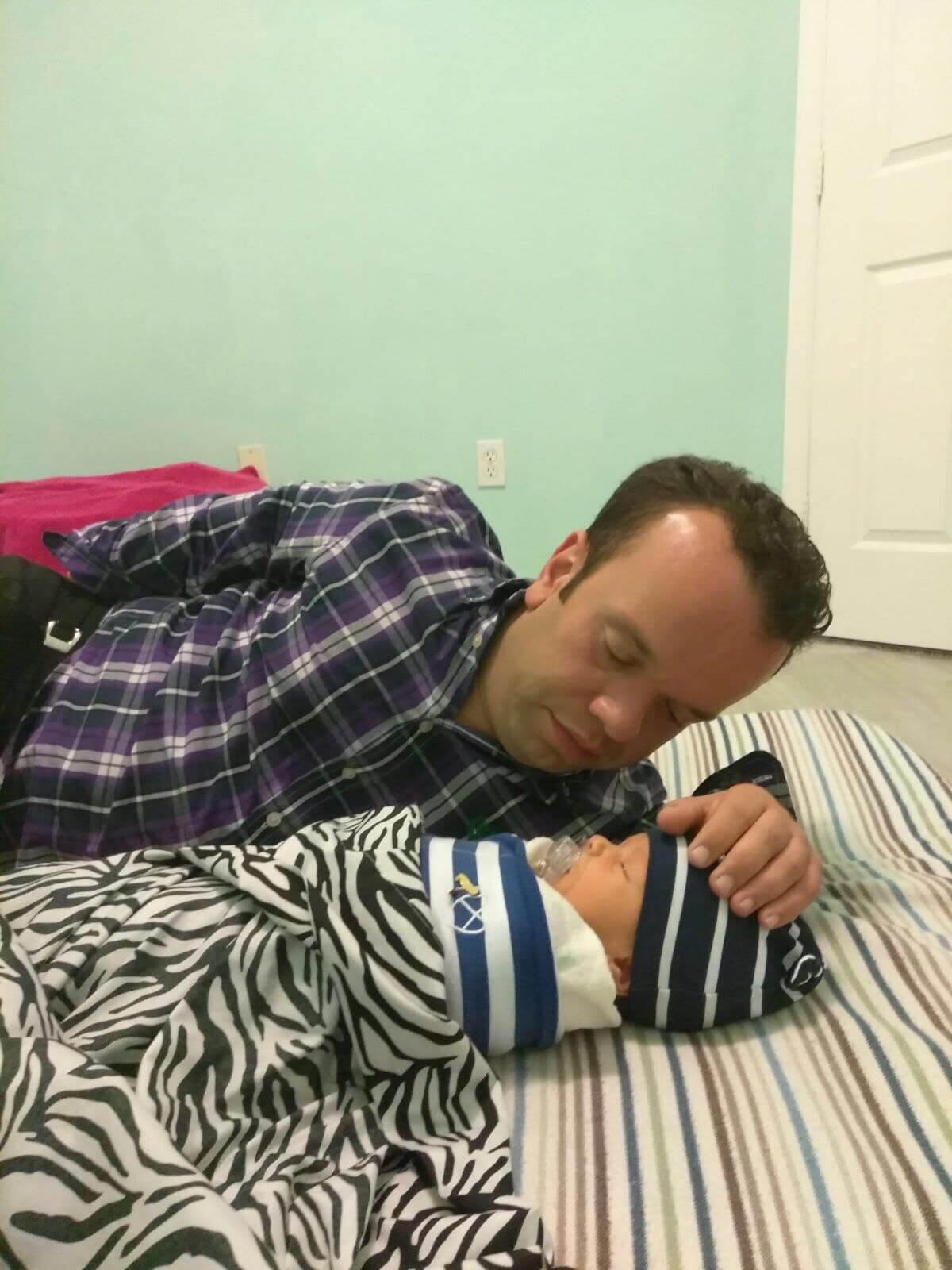 Carlitos sobándole la cabecita a Sebastián para que se duerma
<br>