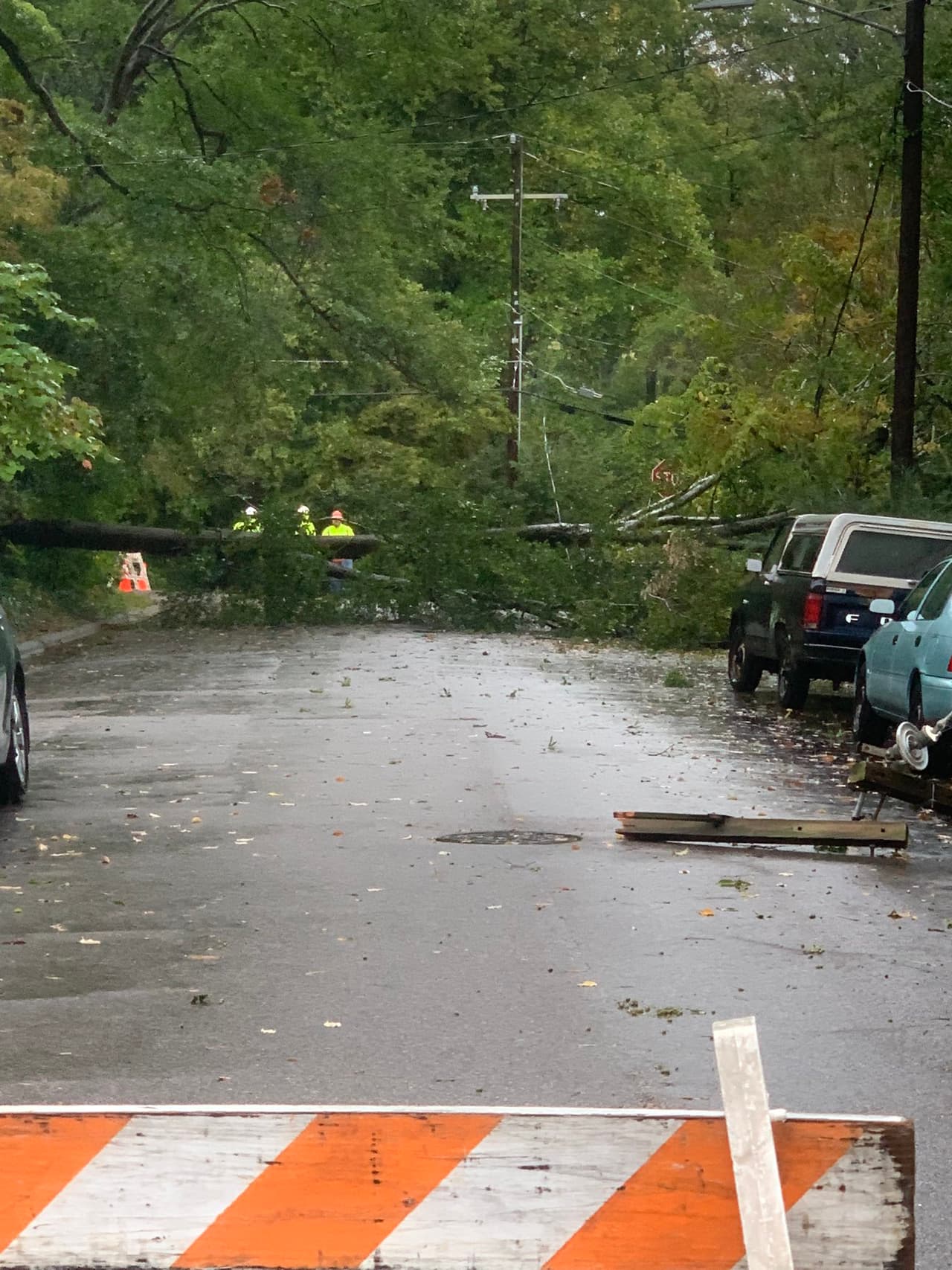 Un máximo de 418,000 hogares perdieron la la electricidad la noche del viernes, 
<b><a href="https://www.univision.com/local/north-carolina-wuvc/apagones-carolina-del-norte-ian" target="_blank">quedando alrededor de 300,000 apagones la mañana del sábado.</a></b>