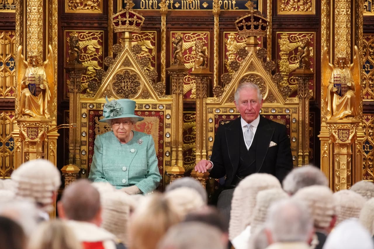 <b><a href="https://www.nytimes.com/2019/12/19/world/europe/johnson-queens-speech.html">The New York Times</a></b> destacó que la monarca llegó "vestida con un simple abrigo" en tono "
<b>verde azulado".</b>
<br>