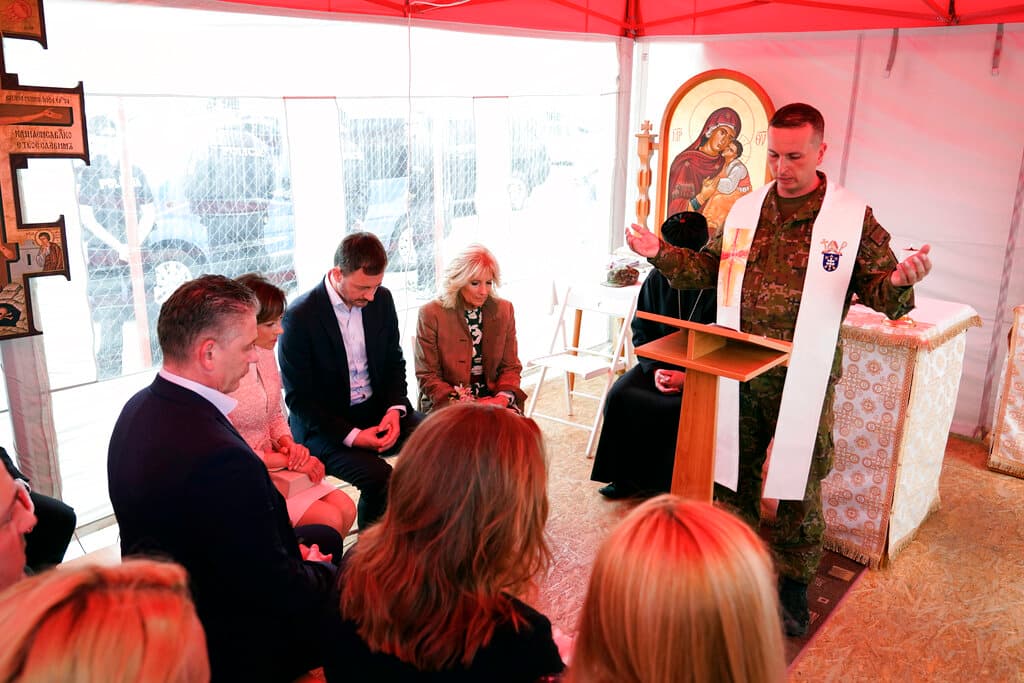 La primera dama también asistió a un servicio religioso en una carpa instalada como capilla, acompañada por el primer ministro de Eslovaquia, Eduard Hege, en el que un sacerdote de la Fuerzas Armadas llevó a cabo una oración "por el pueblo de Ucrania”.