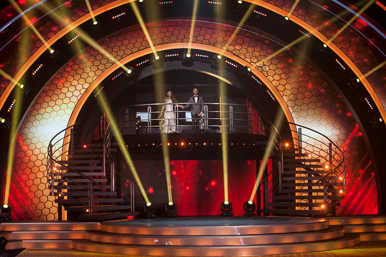 Como lo hizo en las cinco 
<a href="https://www.univision.com/shows/mira-quien-baila/estos-son-todos-los-vestidos-que-uso-chiquinquira-en-la-ultima-temporada-de-mira-quien-baila-fotos#ffe686f20000">temporadas anteriores</a>, la conductora apareció espectacular al lado de Javier Poza para presentar el reality de baile más esperado de la televisión hispana.