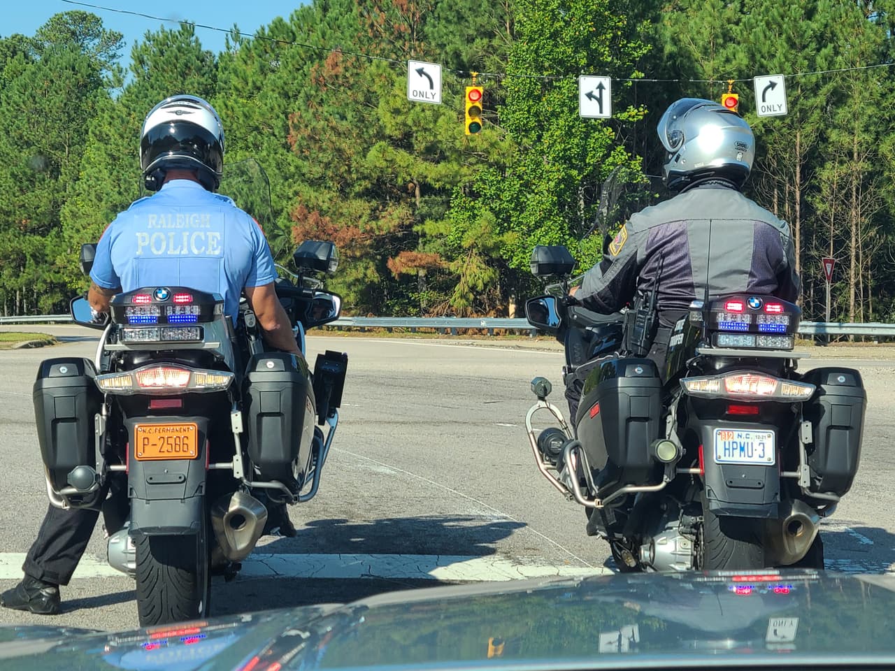 Los uniformados realizan un control de velocidad en la Interestatal 540.