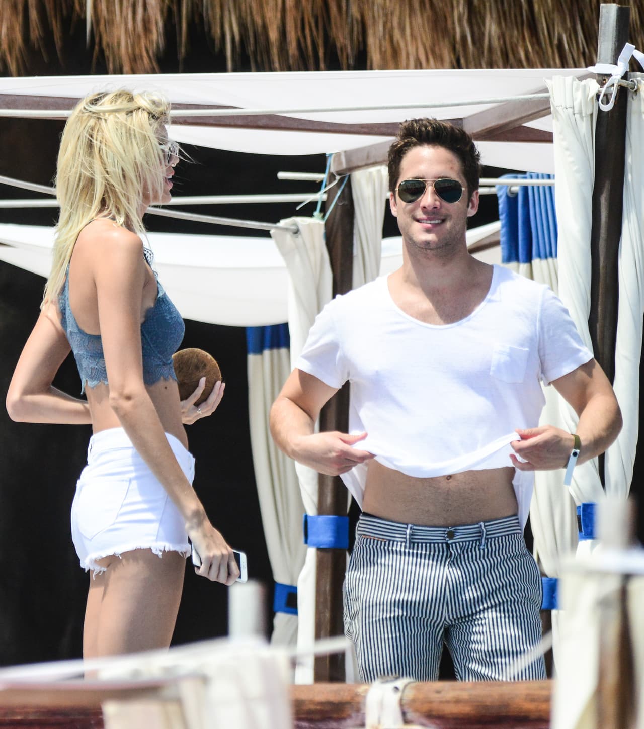 Por poquito nos deja ver sus 'abs'.