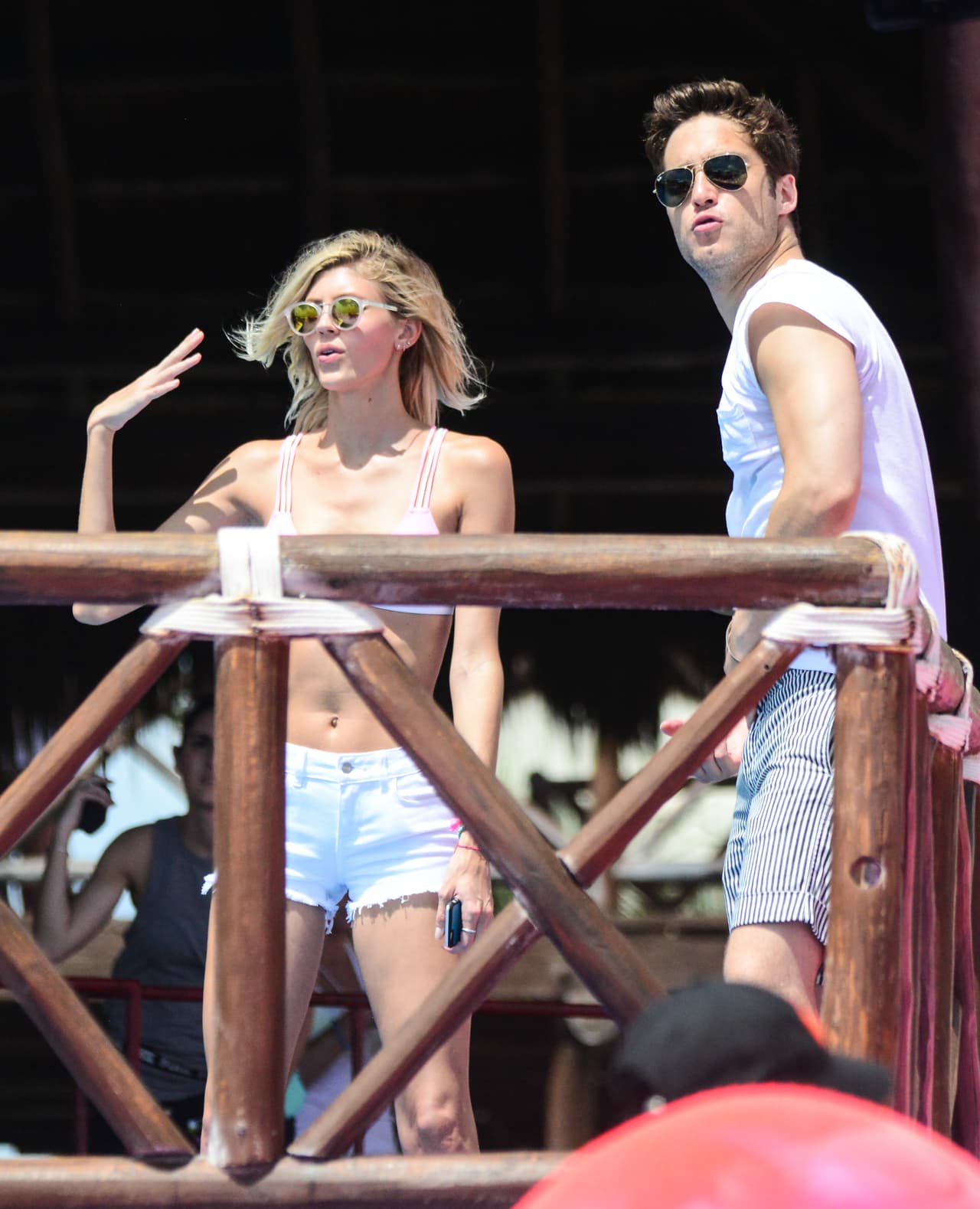 ¡Qué calor! No pudo faltar el coqueteo entre el actor y la modelo.