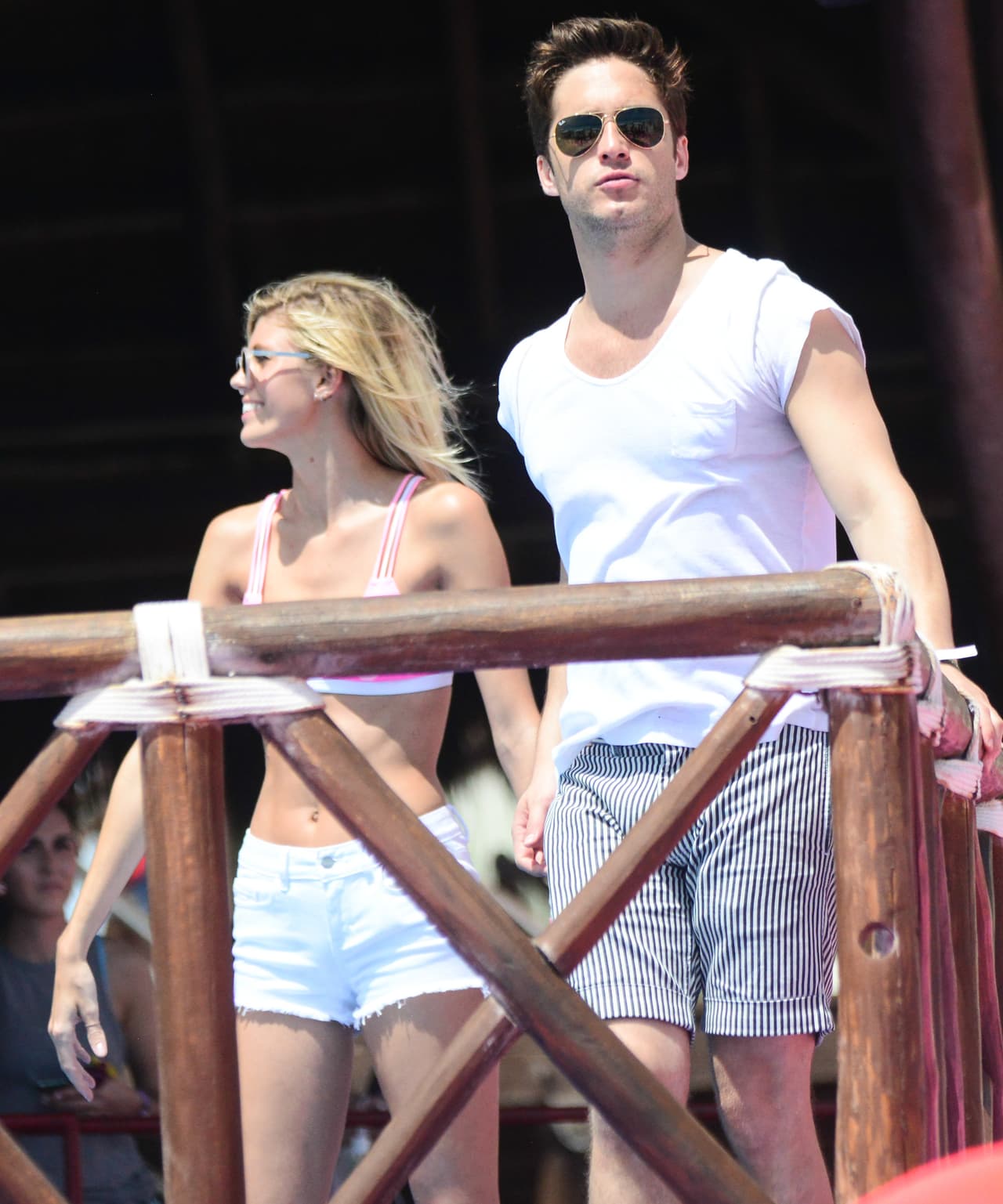 Diego comenzaba a animarse con la música.