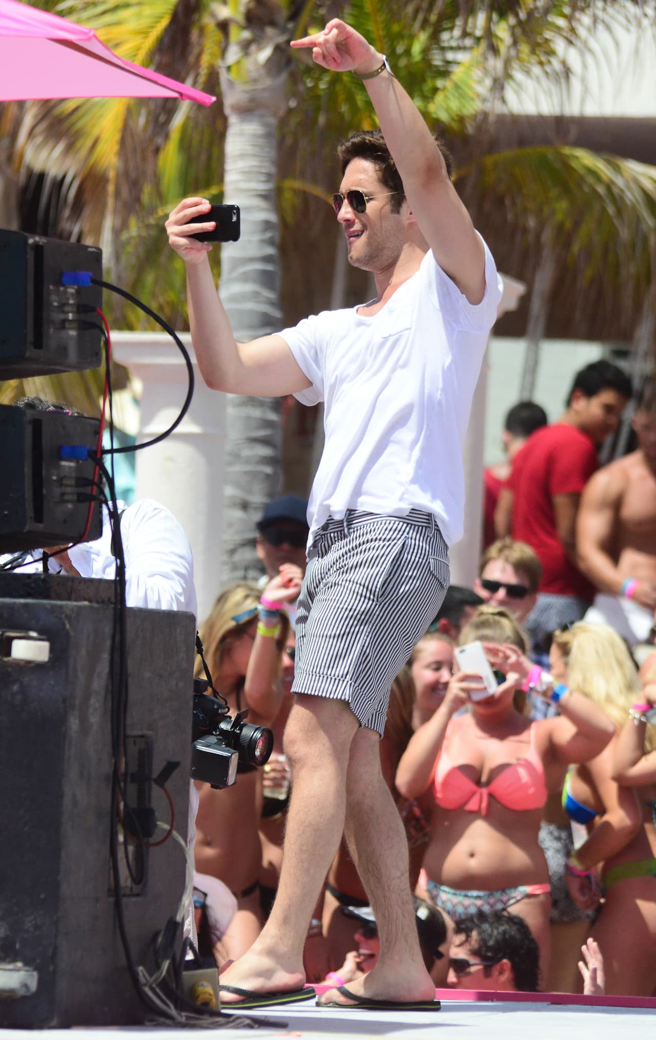 Diego seguía entretenido con la multitud.