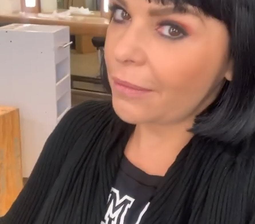 En el video contó que esa área de peluquería de Televisa San Ángel fue la misma con la que ella trabajó en la serie 
<b><a href="https://www.univision.com/shows/silvia-pinal-frente-a-ti" target="_blank">Silvia Pinal Frente a Ti </a></b>en la que lució distintas cabelleras.