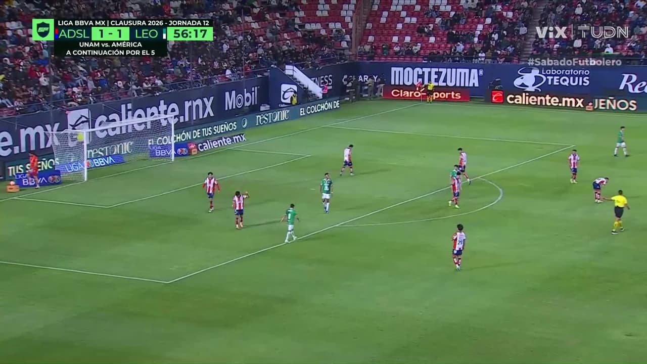 ¡Escopetazo de Rodrigo Echeverría! Esférico se va por encima del travesaño