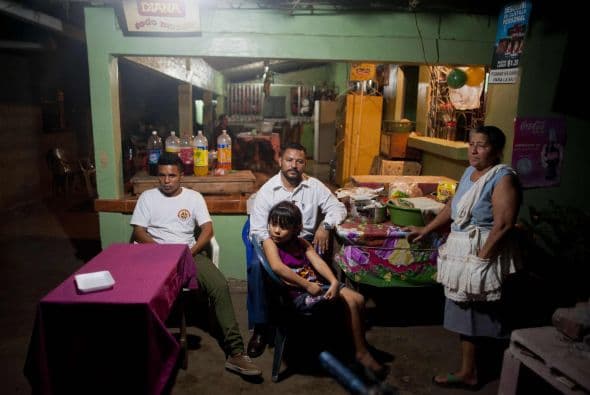 En tanto, una sencilla casa de un remoto pueblo pesquero de El Salvador es el centro de toda la atención este martes.