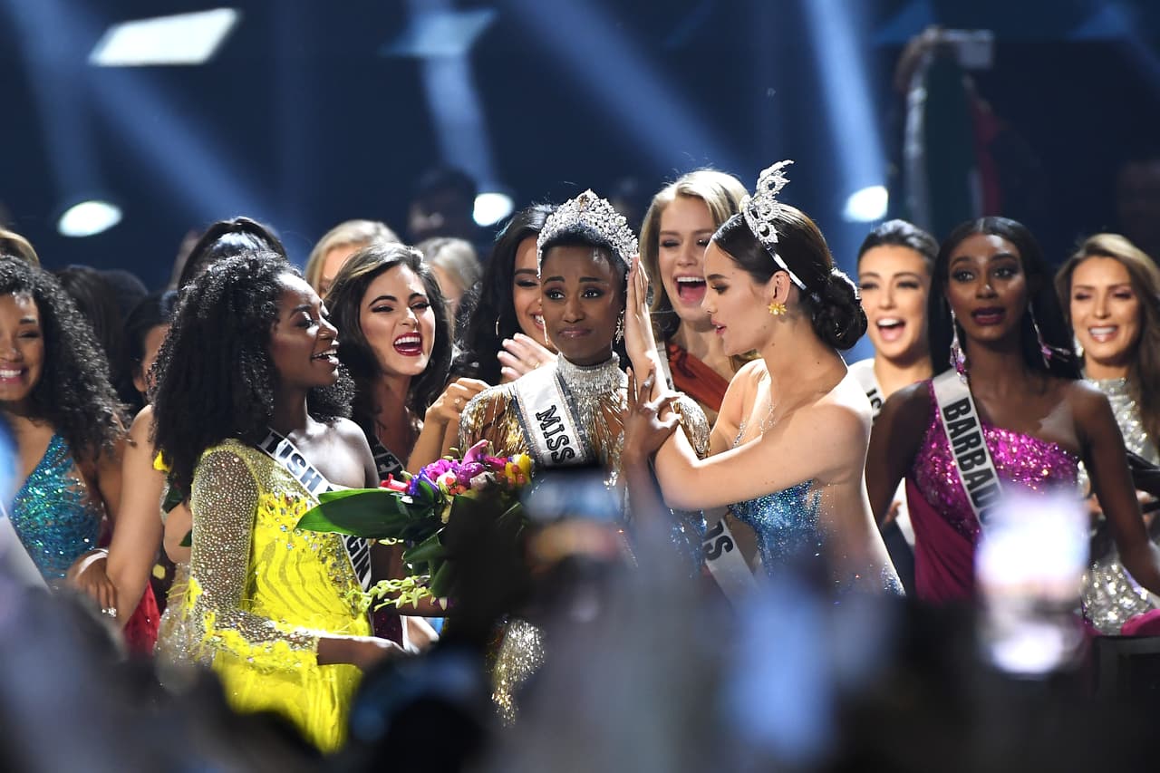 Zozibini Tunzi aún sorprendida al ser coronada por la filipina Catriona Gray, Miss Universo 2018.